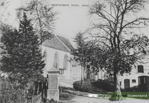 0690-Gr_ Asch_7 N.H.-kerk met links de dorpspomp, repro van ansichtkaart.